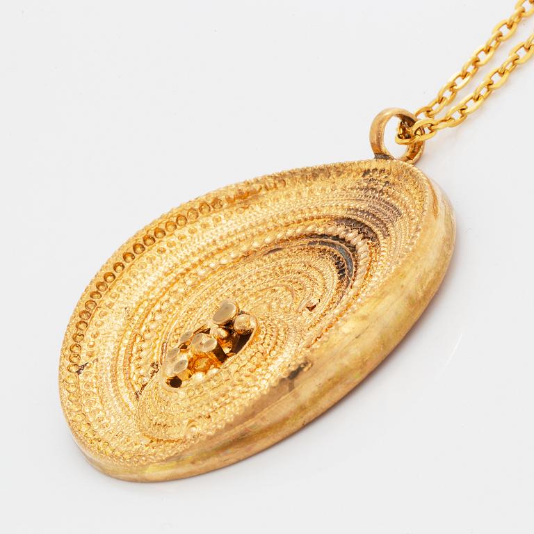 A Jorma Laine pendant with a chain in gilded bronze, "Chic".