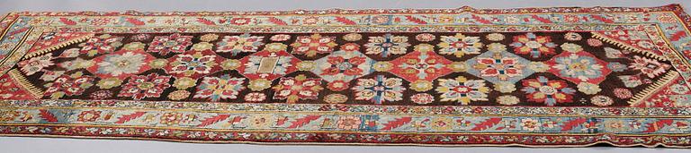 MATTA, antik Karabagh kelly, omkring 1870-1890, ca 330 x 157 cm (samt en kortsida med 1-3 cm slätväv).