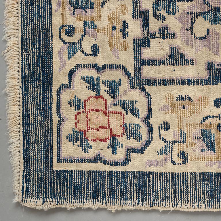 A RUG, an antique Chinese/Khotan, ca 164,5 x 105,5 cm.