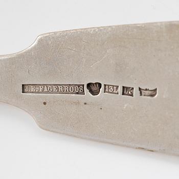 Johan Edvard Fagerroos, matskedar, 12 st, och Hjalmar Fagerroos, matgafflar 12 st, Helsingfors 1868 och 1916.