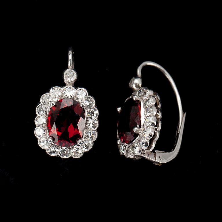 ÖRHÄNGEN, vitguld 14K med granat 3,38 ct. och briljantslipade diamanter tot. 0,84 ct. Vikt 3,9 g.