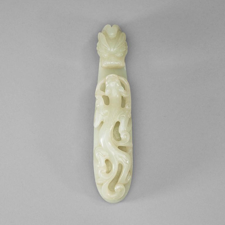 A pale celadon carved nephrite belt hook, Qing dynasty (1644-1912).