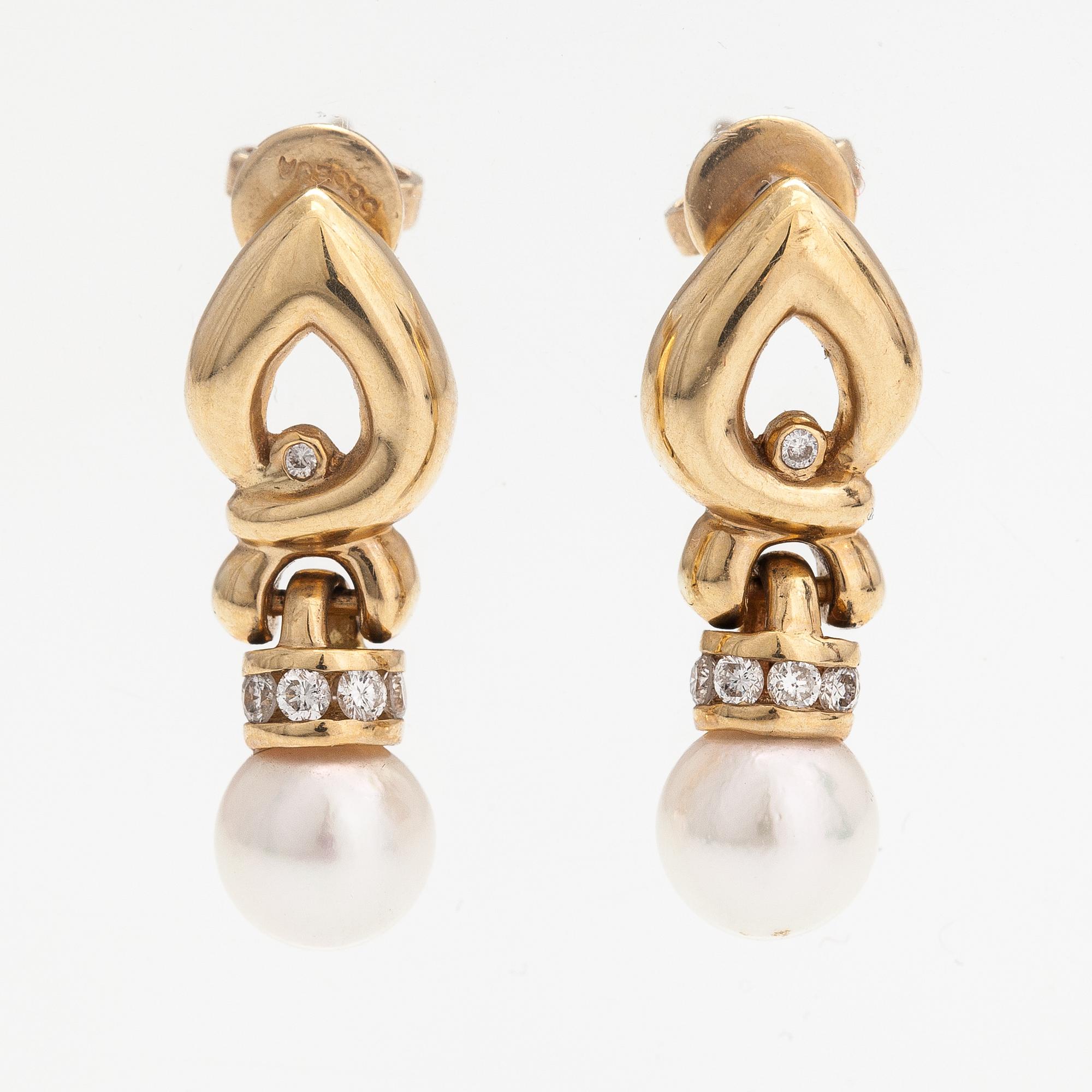 A pair of 14K gold earrings with cultured pearls and diamonds ca. 0.25 ct in total.