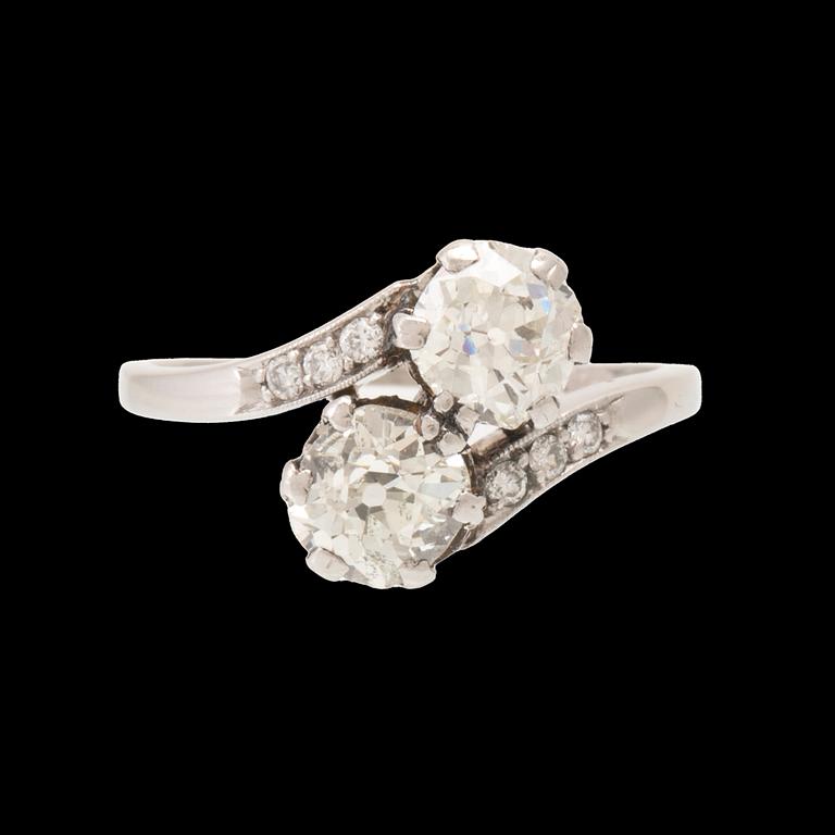 A platinum ring "sibling ring/twin ring" set with round old-cut and brilliant-cut diamonds.