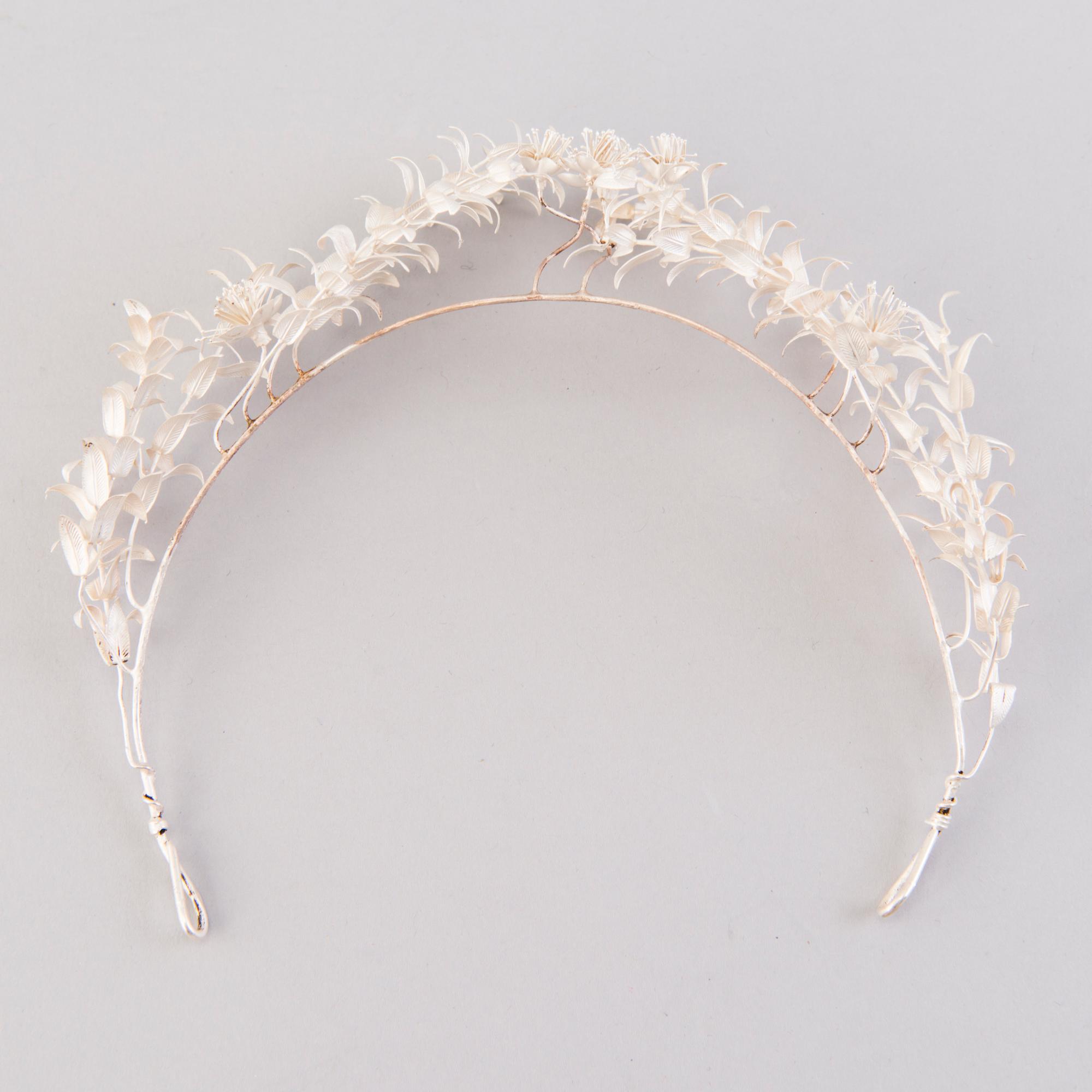 TIARA ja RINTANEULA, hopeaa. C.G. Hallbergs, Ruotsi.