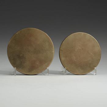 SPEGLAR, två stycken, brons. Sen Qing dynasti.