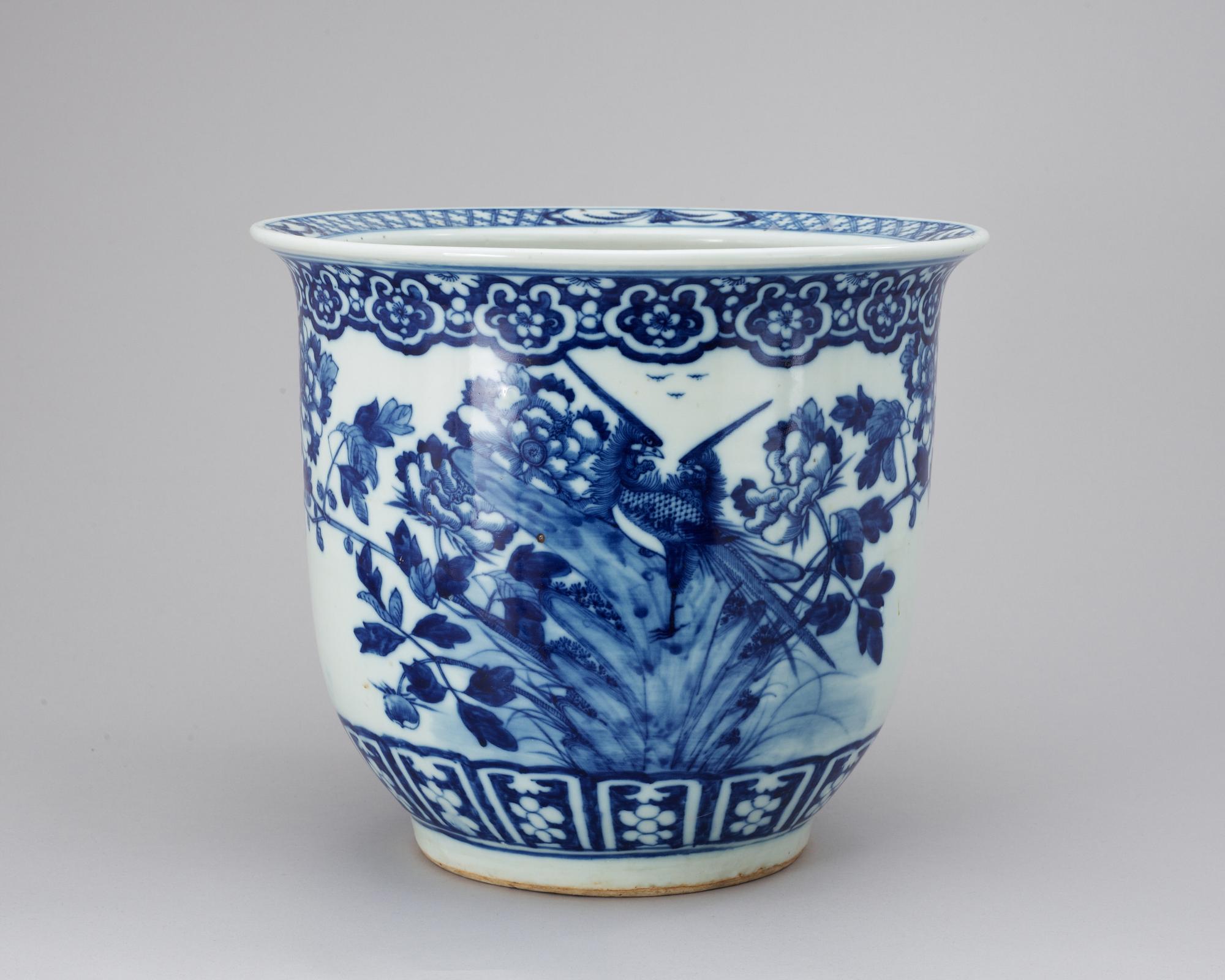A blue and white urn. Late Qing.