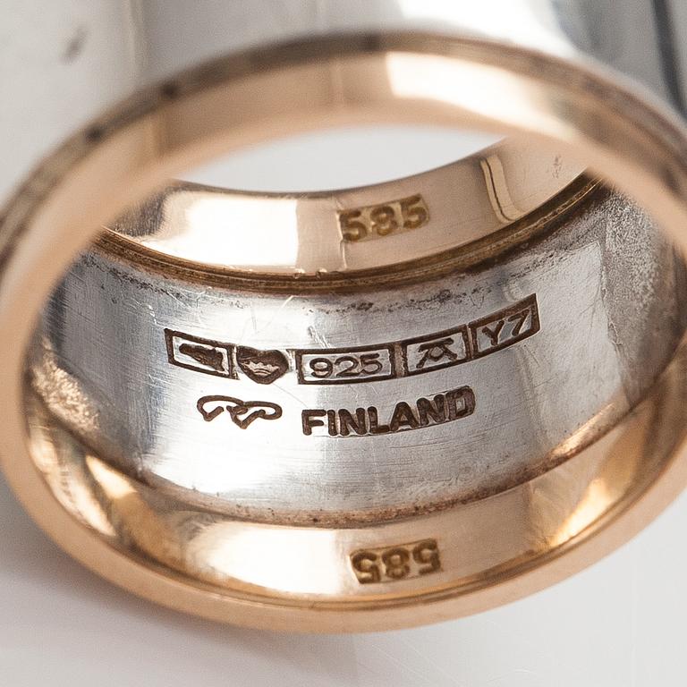 Pekka Piekäinen, ring, sterlingsilver och 14K guld. Auran kultaseppä. Åbo 1976.