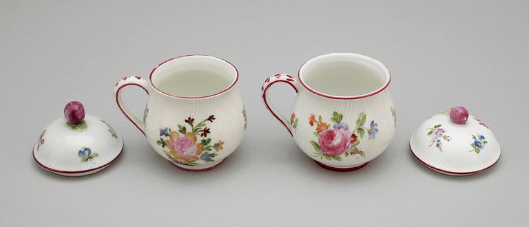 CREMEKOPPAR, 2 st, mjukt porslin, 1700/1800-tal.
