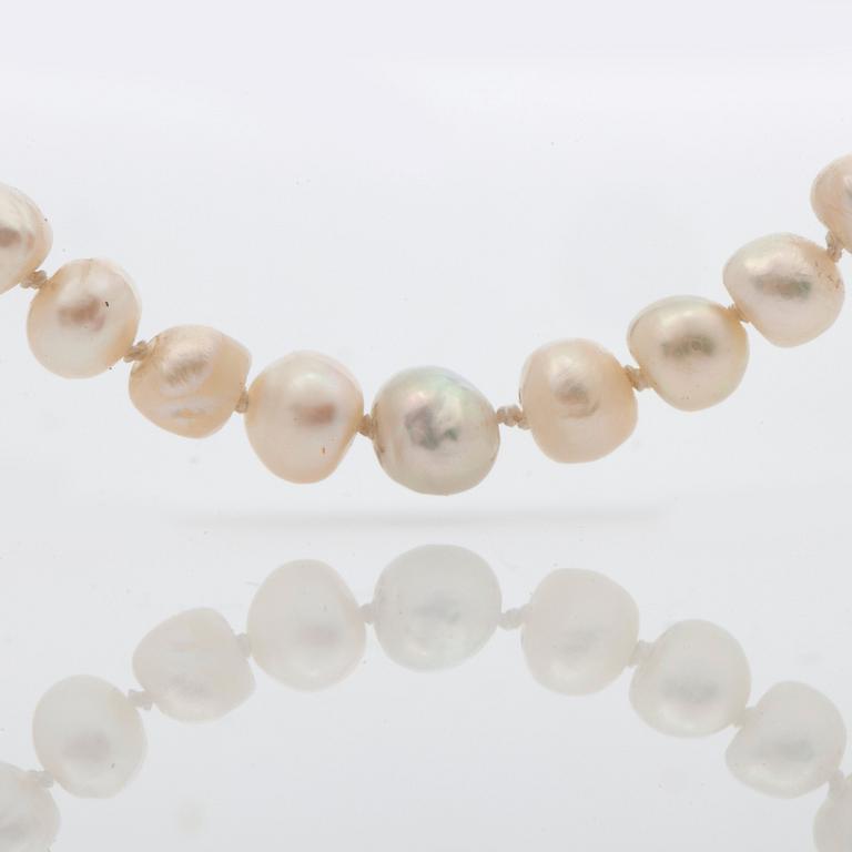 A semi-baroque natural pearl necklace. Ø 3.5 - 6 mm.