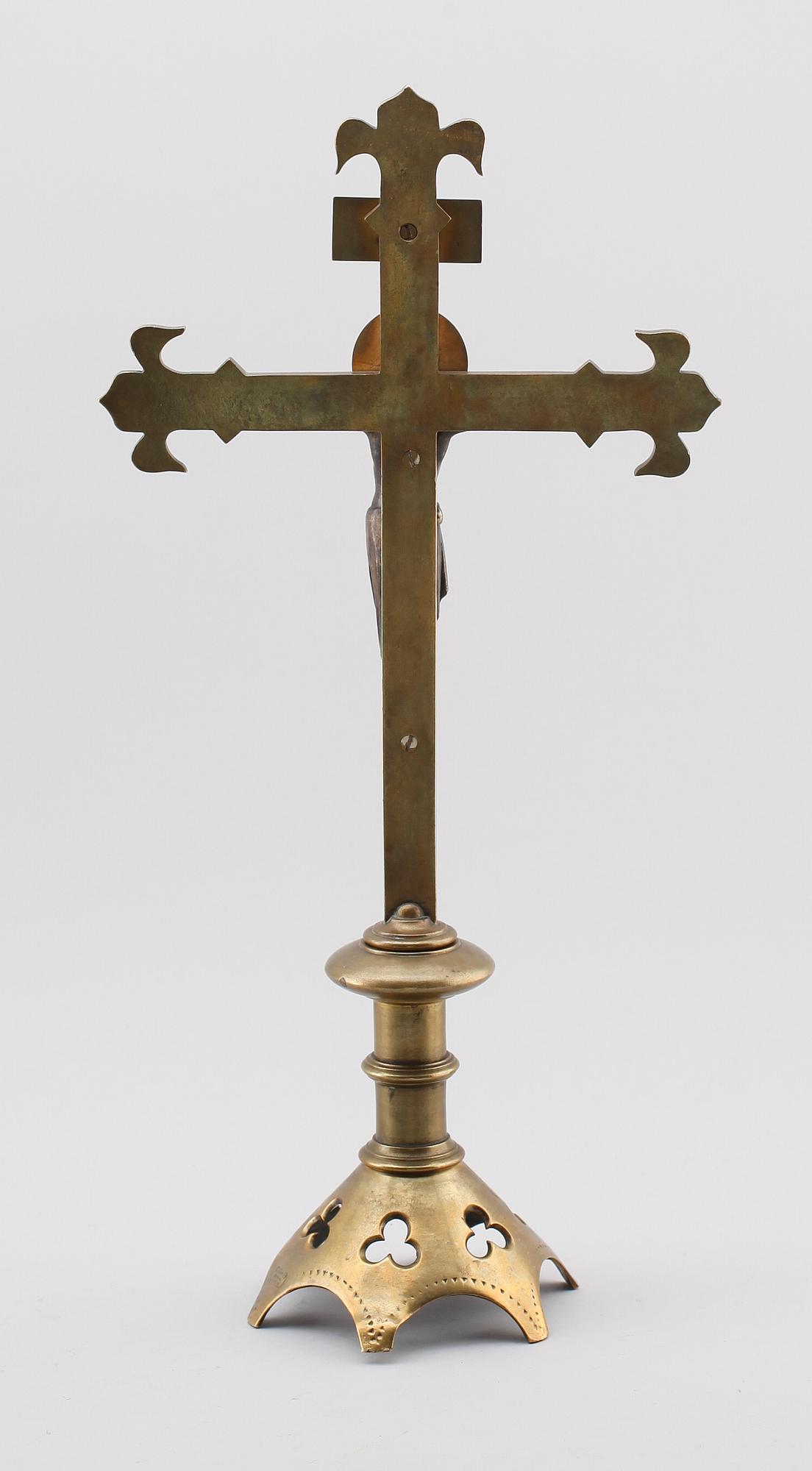 KRUCIFIX, mässing, märkt A. Chertier, Orfèvre, Paris, 1800-talets andra hälft.