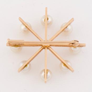 EERO RISLAKKI, RINTAKORU, viljellyt helmet, 14K kultaa. Westerback, Helsinki 1964.