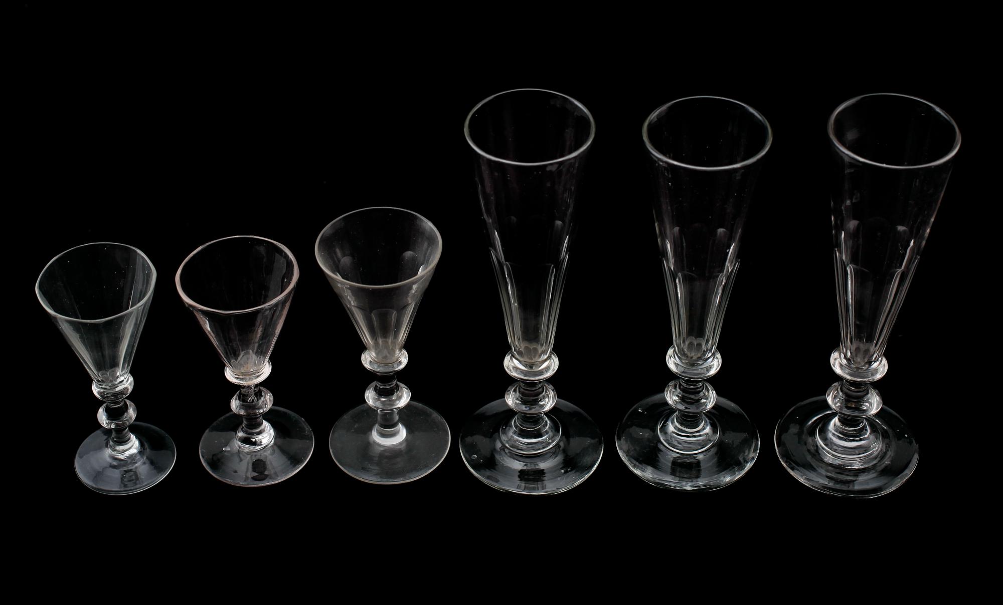 VINGLAS, 10 st samt CHAMPAGNESTRUTAR, 3 st, snarlika, 1800-tal.