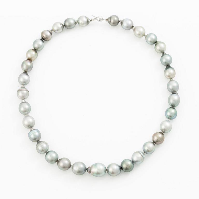 Necklace with cultured baroque Tahitian pearls.