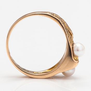 Björn Weckström, Sormus "Kuiskaus", 14K kultaa ja viljellyt helmet. Lapponoa 1994.