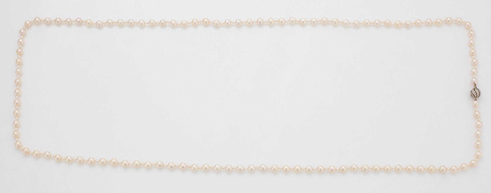 A cultured pearl necklace.