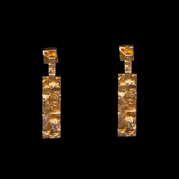 BJÖRN WECKSTRÖM, A PAIR OF EARRINGS, "Tundra", 14K gold. Lapponia 1971.