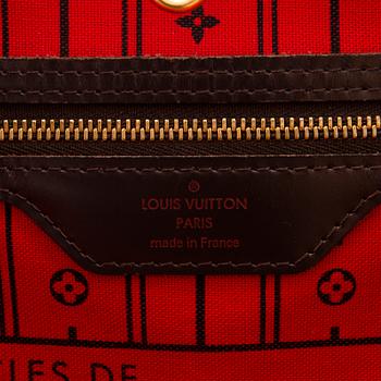 LOUIS VUITTON Neverfull MM Damier Bag.