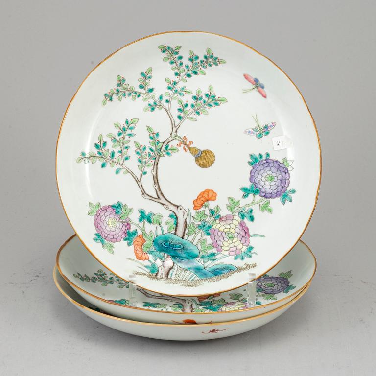 Three famille rose porcelain dishes, Qing dynasty, late 19th century.