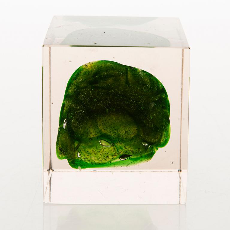 OIVA TOIKKA, A glass cube signed Oiva Toikka Nuutajärvi Notsjö.
