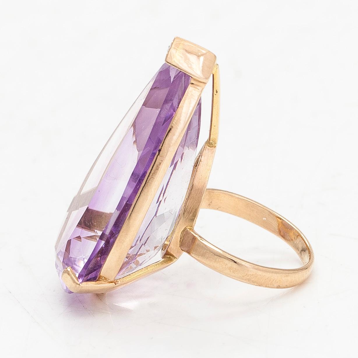 Ring, cocktailring, 18K guld, droppslipad ametist och diamant ca 0.015 ct.