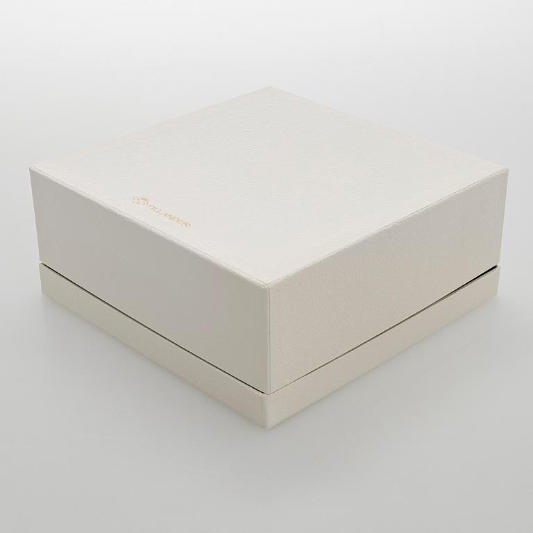 A. Tillander, skål, sterlingsilver och emalj, Åbo 2005.