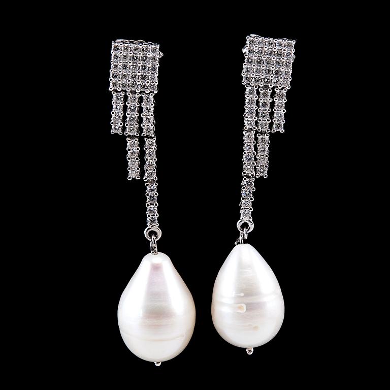 A PAIR OF EARRINGS, 98 brilliant cut diamonds 1.08 ct. Drop shaped cultivated pearl 11 mm.