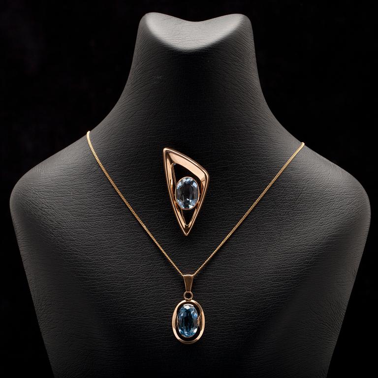 HÄNGSMYCKE och BROSCH, guld 14K, blåa stenar, finska stämplar. Vikt tot. 10,3 g.