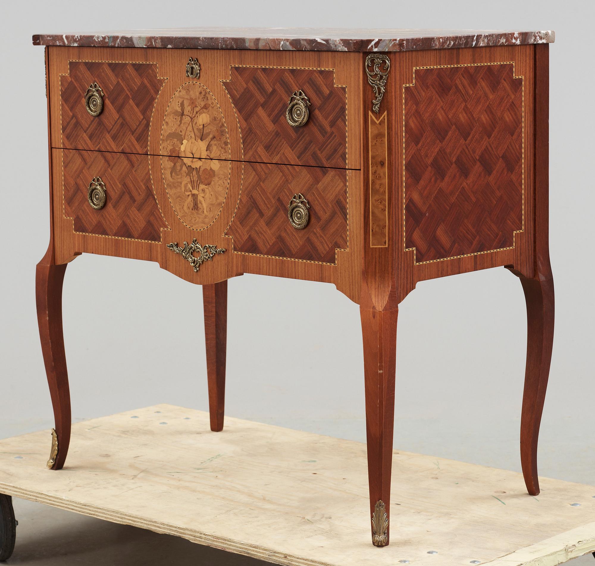 BYRÅ, sengustavianks stil, 1900-tal.