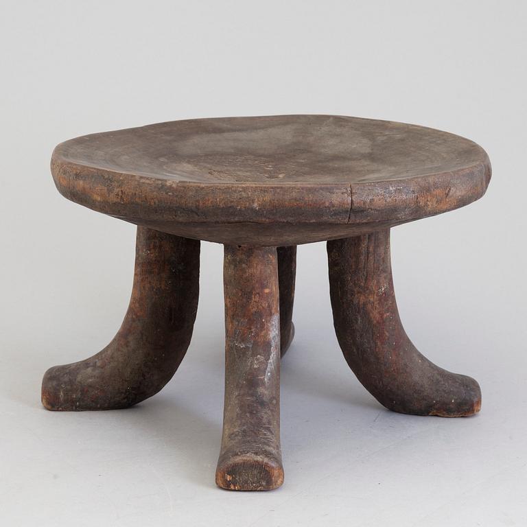 A STOOL, probably Ethiopian, first half of the 20th century, diameter ca 32 cm, height ca 21,5 cm.