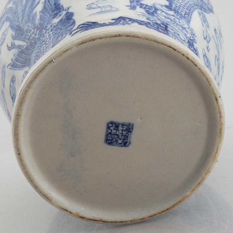 A porcelain urn with cover, China, 20th century.