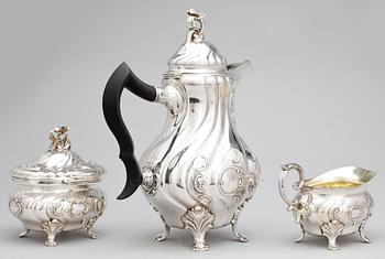 KAFFESERVIS, 3 delar, rokokostil, Carl Gustaf Hallberg, Stockholm, 1947. Totalvikt ca 1320 g.