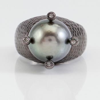 RING, svärtat silver, thaitipärla samt diamanter.