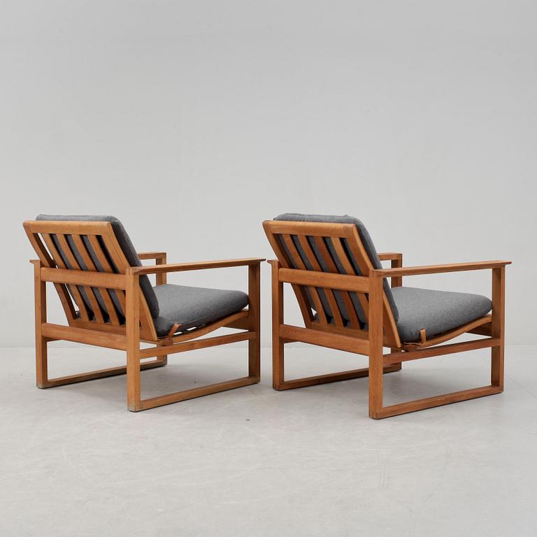 FÅTÖLJER, ett par, "Slädestolen modell 2256", Börge Mogensen, Fredericia Möbelfabrik.