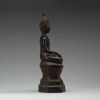 BUDDHA, brons. Thailand, 1800-tal eller äldre. Sockeln med inskription.