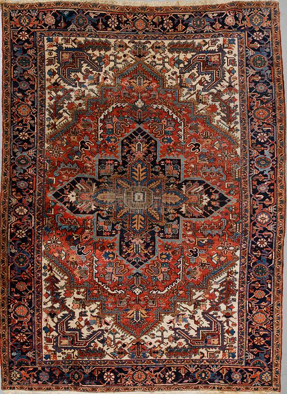 A CARPET, a semi-antique Heriz, ca 356,5-358,5 x 264 cm.