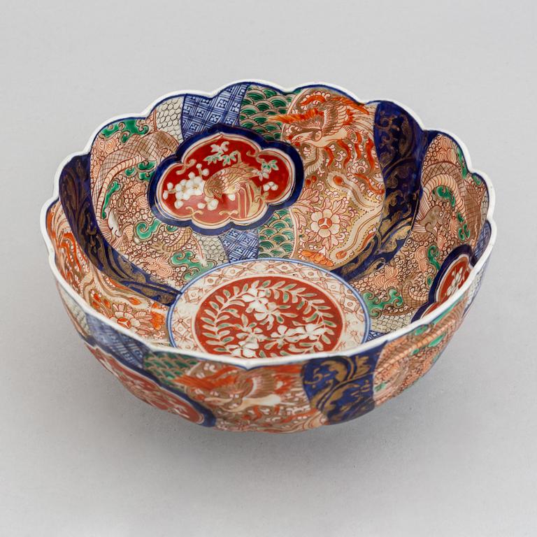 A set of two flower shaped Japanese imari bowls, Meiji period (1868-1912).