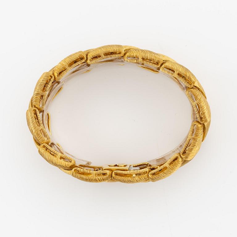 An 18K gold bracelet by Henry Dunay.