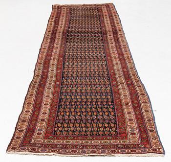 An antique runner carpet, approx. 400 x 93 cm.