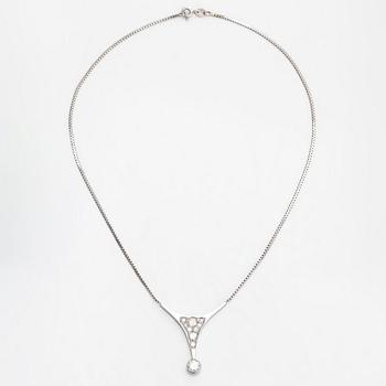 Kaulakoru, 14K valkokultaa, briljanttihiottuja timantteja yht. noin 1.37 ct. Suomalaiset tuontileimat 1988.