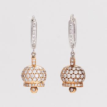 A pair of 18K gold earrings with diamonds ca. 1.60 ct in total.