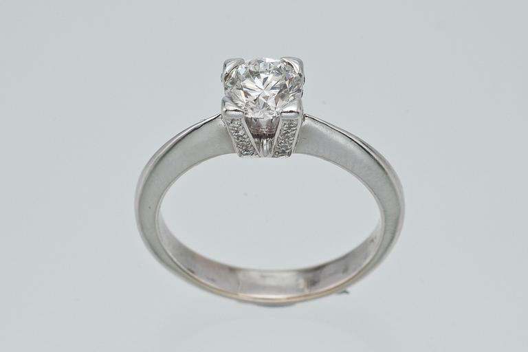 TIMANTTISORMUS, briljanttihiontainen timantti n. 0,85 ct ja pieniä timantteja n. 0,30 ct yhteensä.