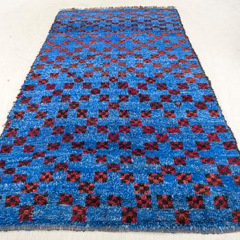 A Moroccan carpet approx 339x193 cm.