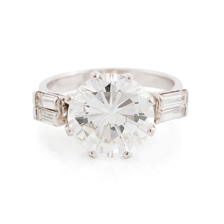 A 14K white gold ring set with a round brilliant-cut diamond weight ca 5.25 cts quality ca F/G vvs.