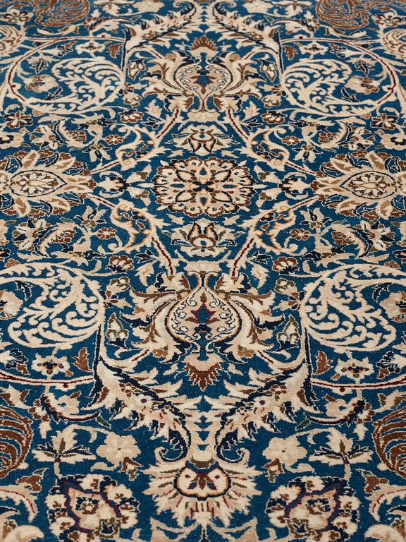 A CARPET, a semi-antique Esfahan/Nain, ca 250 x 169,5 cm (as well as the ends have 2 cm flat weave).