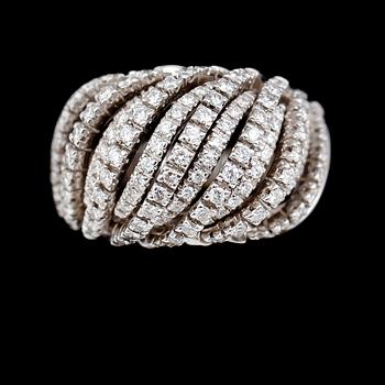 RING, 18 k vitguld, briljantslipade diamanter tot ca 1.50 ct. Total vikt ca 19 g.