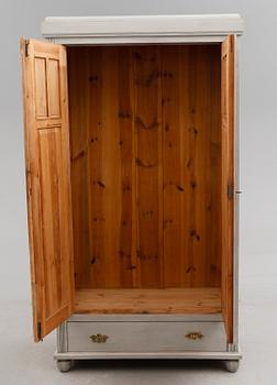 KLÄDSKÅP, omkring år 1900.