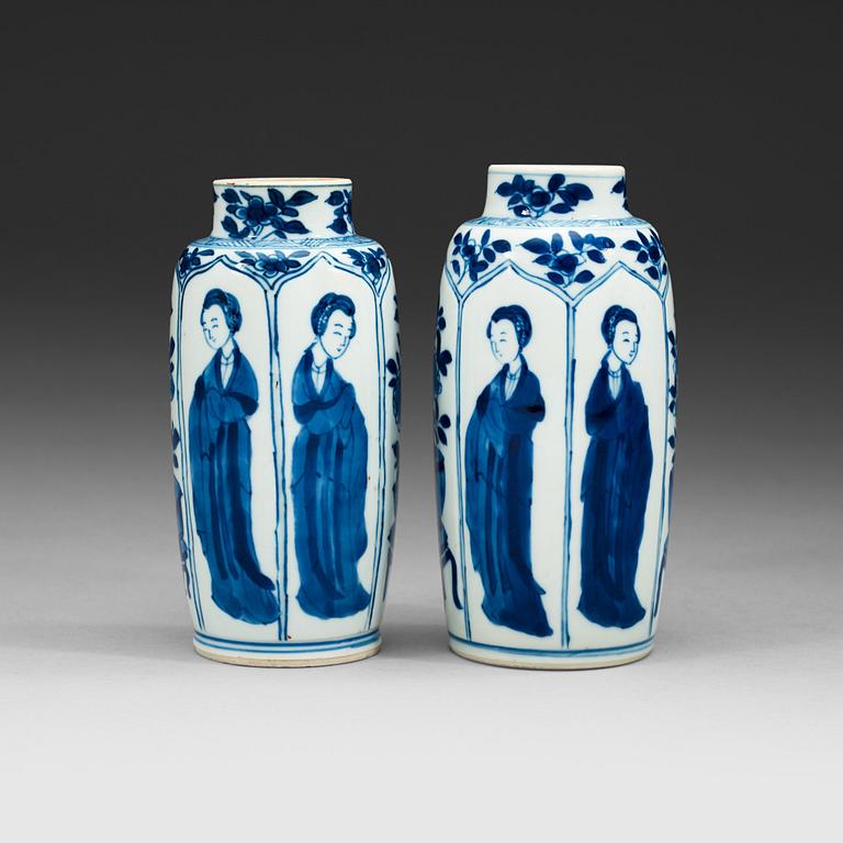 A matched pair blue and white vases, Qing dynasty Kangxi (1662-1722).