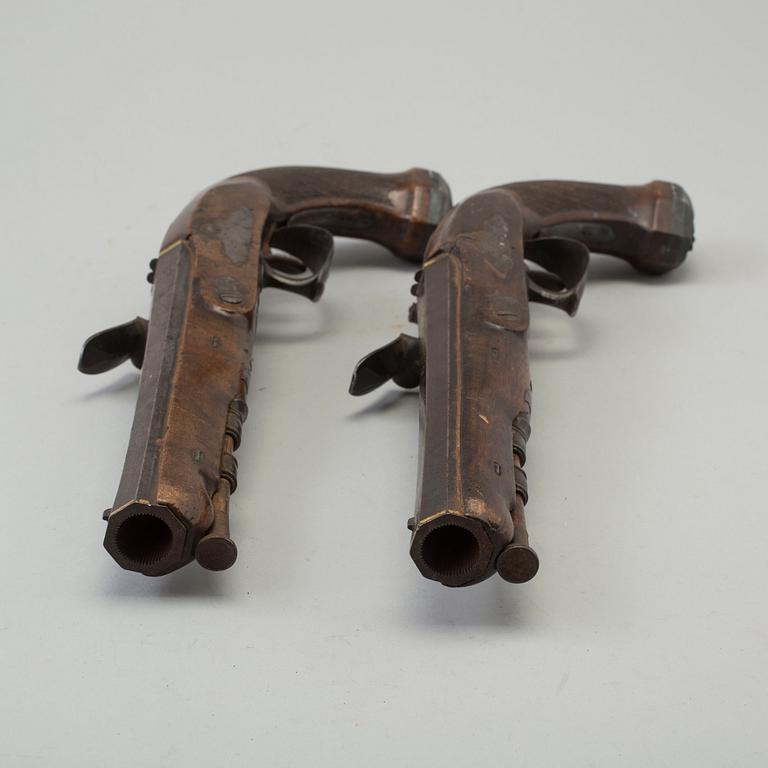 FLINTLÅSPISTOLER, ett par, för officer, signerade Le Page, circa 1810.