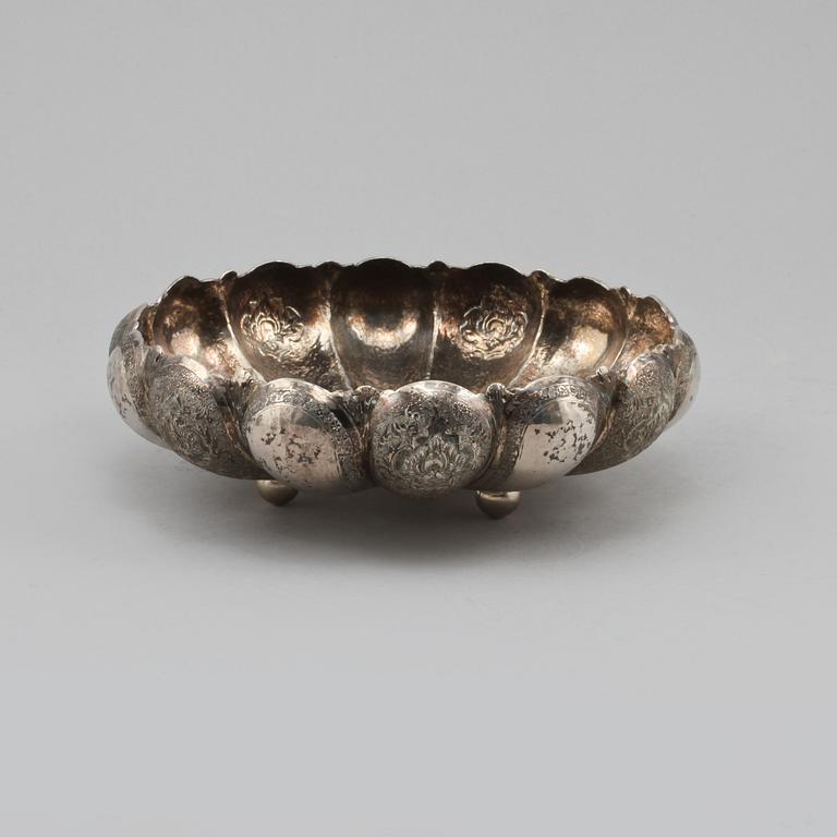SKÅL, silver, sannolikt Persien, omkring sekelskiftet 1900, vikt 298 gram.